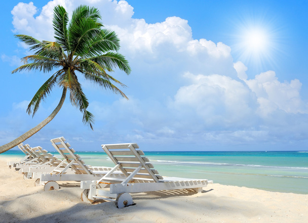 Leżaków na plaży z błękitnego nieba - Zdjęcie, obraz