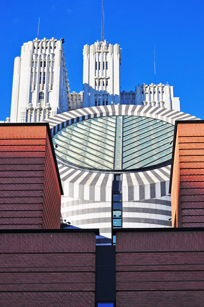 Σαν Φρανσίσκο, Καλιφόρνια, ΗΠΑ: στον ορίζοντα της πόλης με θέα του Μουσείου Μοντέρνας Τέχνης, το Μουσείο Σύγχρονης Τέχνης στο κτίριο σχεδιασμένο από τον αρχιτέκτονα ελβετική Mario Botta  - Φωτογραφία, εικόνα