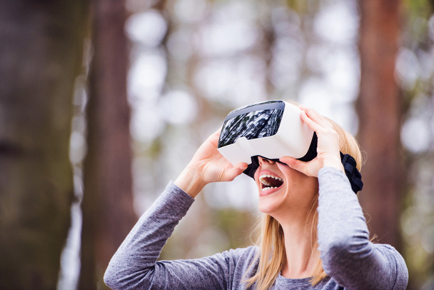 Woman wearing virtual reality goggles - Foto, Bild