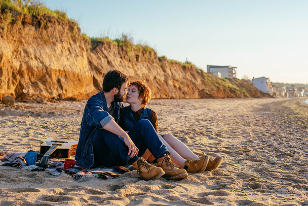 happy loving couple on beach - Foto, Bild