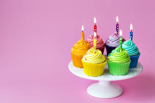 Feier Cupcakes auf einem Kuchenstand - Foto, Bild