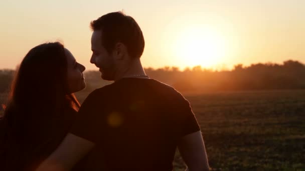 ζευγάρι χαιρέτησε τον ήλιο της αυγής - Πλάνα, βίντεο