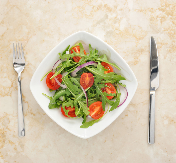 vegetable salad - cherry tomatoes, arugula, red onion - Valokuva, kuva