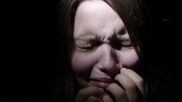 Nešťastný smutný dospívající dívka. Domácí násilí a zneužívání koncept. 4k Uhd - Záběry, video
