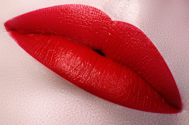Close-up dos lábios da mulher com maquiagem vermelha moda. Bela boca feminina, lábios cheios com maquiagem perfeita. Visagem clássica. Parte do rosto feminino. Macro tiro de bela maquiagem em lábios cheios
 - Foto, Imagem