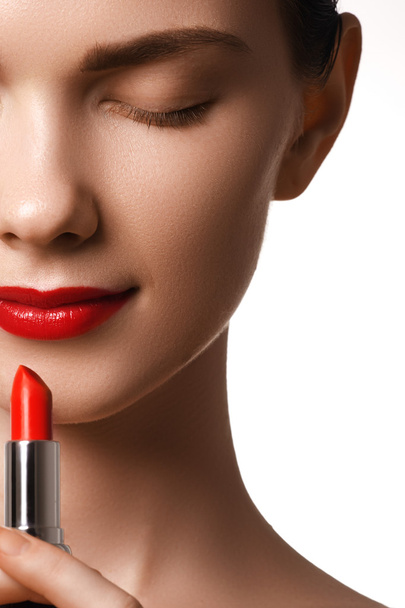 Close-up shot van vrouw lippen met glanzende rode lippenstift. Glamour red lips make-up, zuiverheid huid. Retro schoonheid stijl. Mooi model meisje met schoonheid make-up, rode lippen, perfect frisse huid. Skin Care Concept - Foto, afbeelding