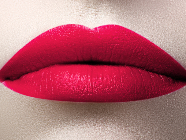 Nahaufnahme von Frauenlippen mit rotem Lippenstift. Schöne perfekte Lippen. Sexy Mund aus nächster Nähe. Schönes breites Lächeln einer jungen, frischen Frau mit vollen Lippen - Foto, Bild