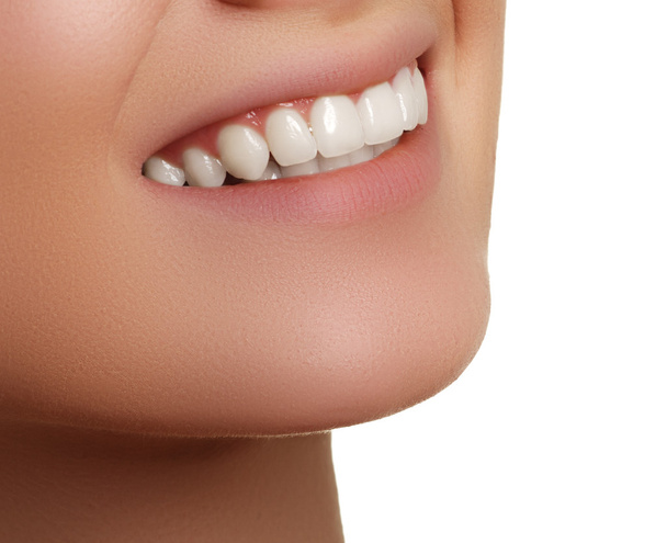 Ідеальна посмішка після відбілювання. Стоматологічний догляд та відбілювання зубів. Стоматологія та догляд за красою. Жінка посміхається з великими зубами. Весела жіноча посмішка зі свіжою чистою шкірою
 - Фото, зображення