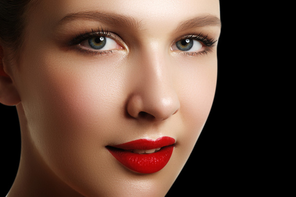 Portrait of elegant woman with red lips. Beautiful young model with red lips. Sexy woman model with bright red lips makeup, and healthy shiny skin. Evening glamour style, fashion make-up - Foto, immagini