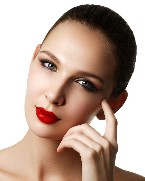 美しいファッション女性モデルの顔ポートレート赤い口紅。明るいメイク グラマー ガール。美容女性。完璧なスキンケアとメイクアップ。赤い唇 - 写真・画像