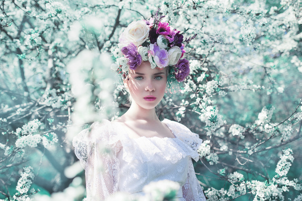 Amazing beautiful portrait of young pretty woman in frower wreat - Foto, Bild