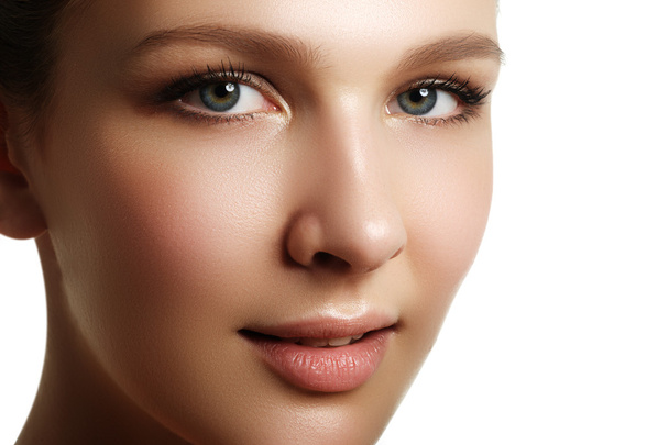 Make-up & Kosmetik. Nahaufnahme Porträt der schönen Frau Modell Gesicht mit sauberer Haut auf weißem Hintergrund. natürliche Hautpflege Schönheit, saubere weiche Haut. Wellness-Behandlung - Foto, Bild