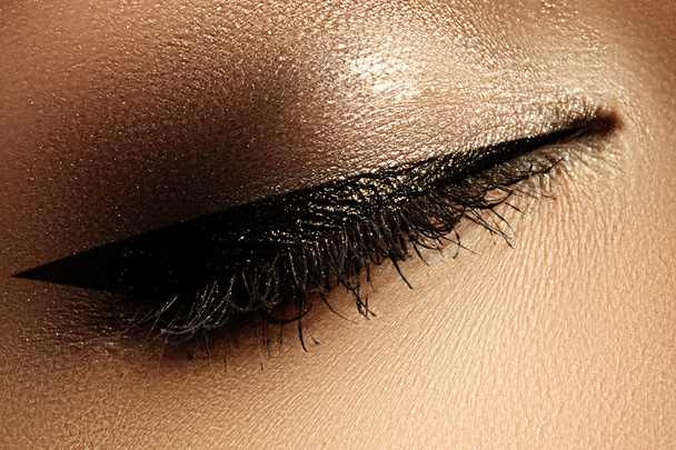 Kosmetika & Make-up. Krásné ženské oko s sexy černým líčením. Módní tvar na víčku od ženy. Elegantní večerní make-u - Fotografie, Obrázek