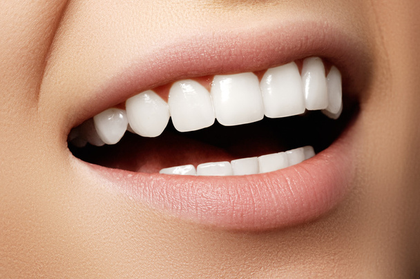 Kaunis leveä hymy nuori tuore nainen, jolla on suuret terveet valkoiset hampaat. Lähikuva nainen hymyilee prefekti valkoiset hampaat - Valokuva, kuva