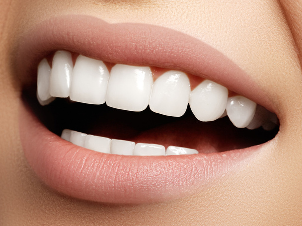 美しい歯で美しい笑顔。歯科写真。完璧な女性の口、唇ケアのマクロクローズアップ - 写真・画像
