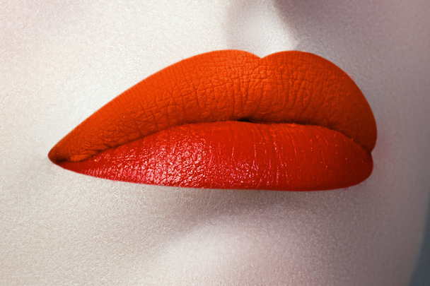 ホットオレンジの口紅メイクで美しいフルリップのグラマーマクロショット - 写真・画像