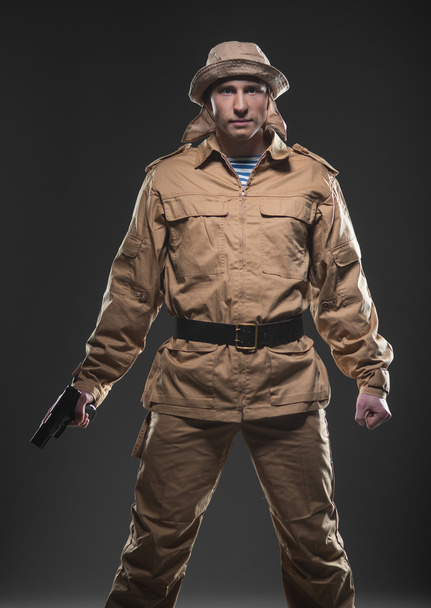 Soldier with a gun on dark background - Foto, Bild