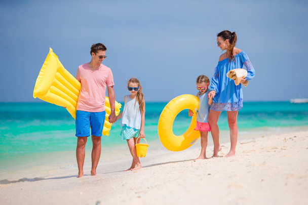 エアマットレスの白い浜の美しい家族の幸せ - 写真・画像