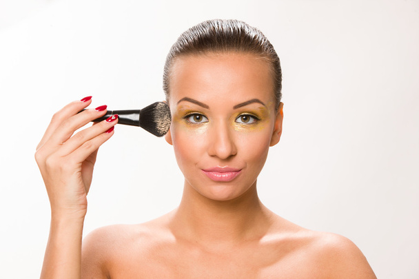 Make-up. braune glatte Haare schöne Frau mit Fächerbürste in der Nähe t - Foto, Bild