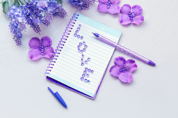 Kapesní zápisník s nápisy, pero a levandulové květy, kancelář a škola psaní a kreslení dodávky - Fotografie, Obrázek