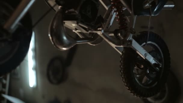 Motoros összegyűjti a részek motorkerékpárt a garázsban - Felvétel, videó