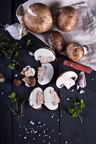 Cogumelos frescos com especiarias
 - Foto, Imagem