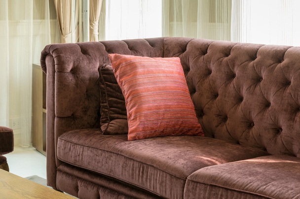 almofadas vermelhas no sofá vermelho no interior da sala de estar de luxo
 - Foto, Imagem