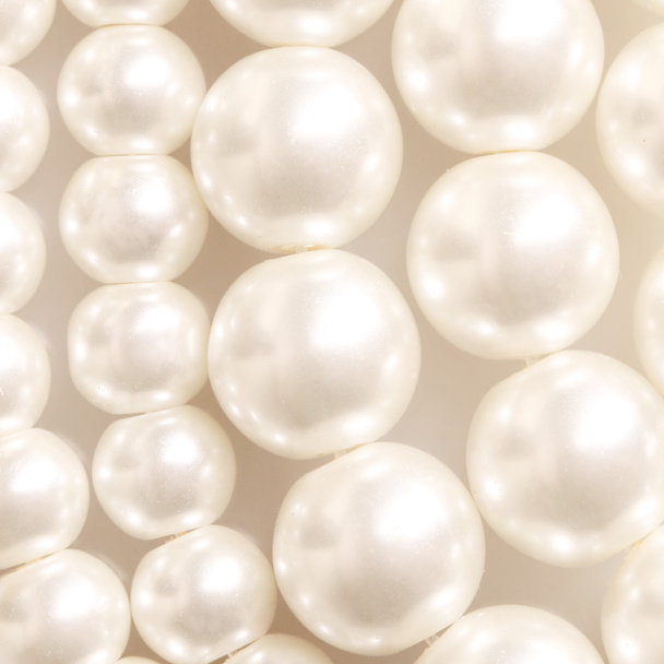 Haufen Perlen auf weißem Hintergrund - Foto, Bild