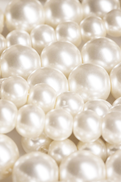 Купка перлини на білому тлі
 - Фото, зображення