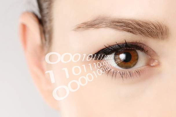 Zbliżenie: oko kobieta z kodu binarnego - Zdjęcie, obraz