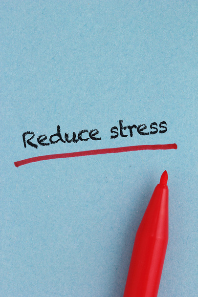 Reducir el estrés - texto escrito en el papel azul, textura de papel muy visible
 - Foto, Imagen