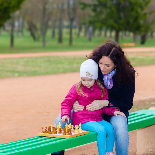 Mãe e filha jogando xadrez  - Foto, Imagem