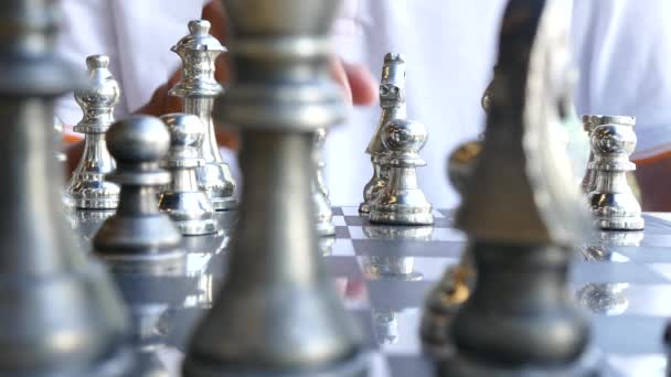 concept de l'homme jouant aux échecs en argent
  - Séquence, vidéo