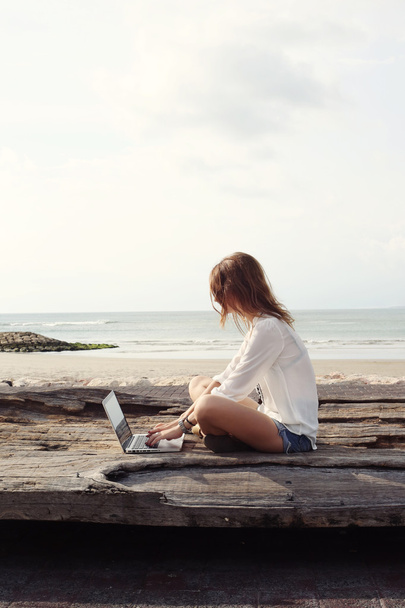 Retrato al aire libre del joven escritor / blogger / freelancer / estudiante con laptop
 - Foto, Imagen