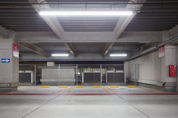 parking w garażu podziemnym - Zdjęcie, obraz