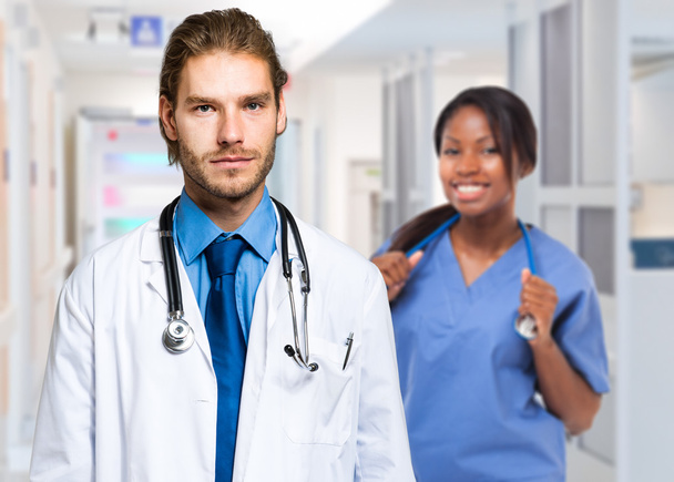 médecin masculin avec stéthoscope devant un collègue
 - Photo, image
