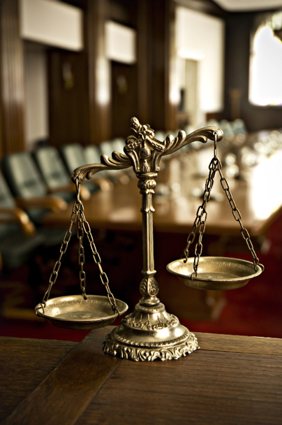 Декоративні ваги правосуддя в залі суду - Фото, зображення