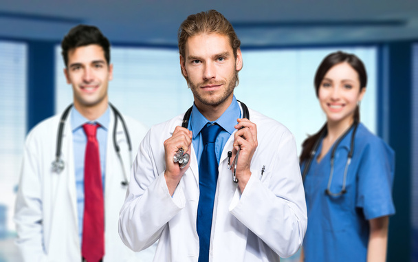 médecin debout devant son équipe médicale
 - Photo, image