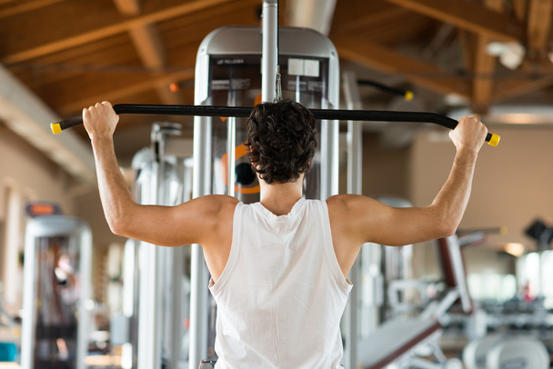 Man training hard in gym - Фото, зображення