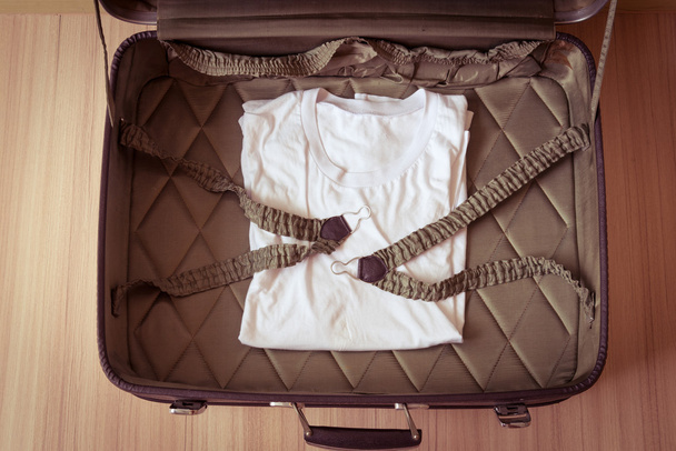 Régi nyitott bőröndök. Barna retro táska. Vintage poggyász. - Fotó, kép