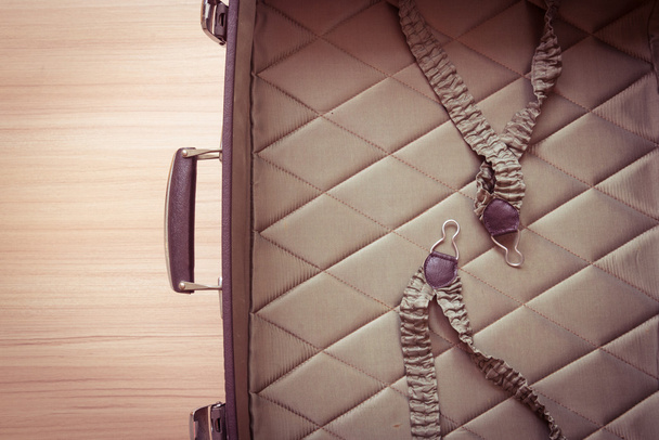 Ouvre les vieilles valises. Valise rétro marron. Bagages vintage
. - Photo, image