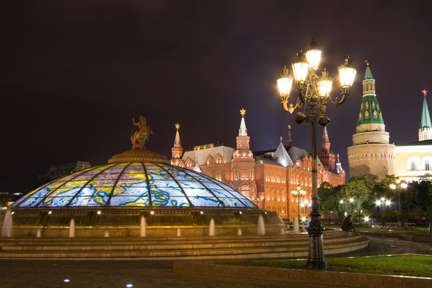 Vista de la cúpula de vidrio y la pared del Kremlin
 - Foto, Imagen