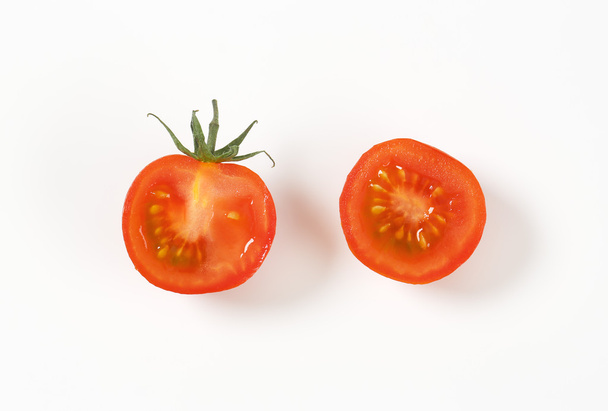 połowę surowych pomidorów - Zdjęcie, obraz