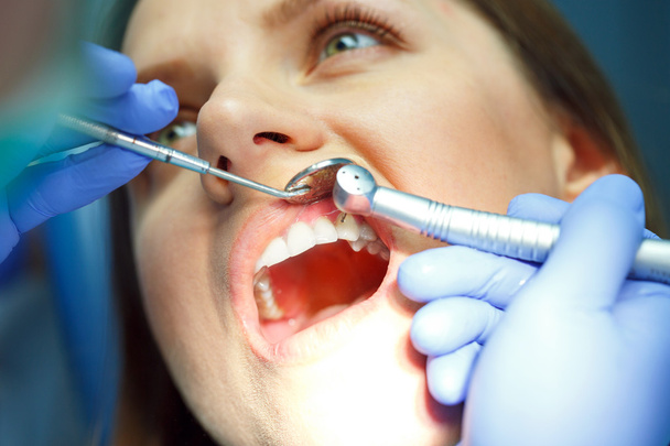 Kobieta zaczyna leczenie stomatologiczne - Zdjęcie, obraz
