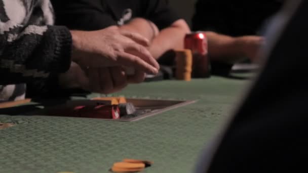 Jugadores jugando póquer
 - Imágenes, Vídeo