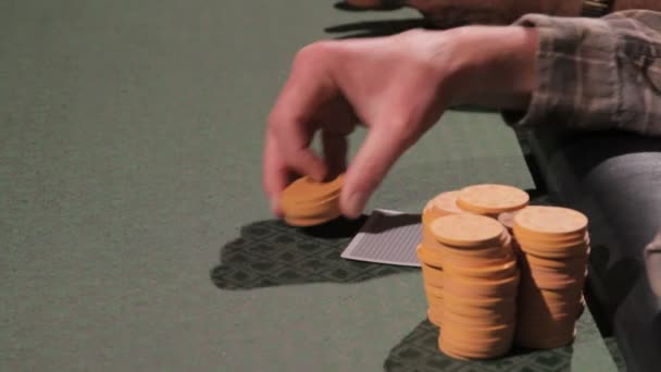 Spieler setzt eine Wette auf den Tisch - Filmmaterial, Video