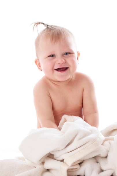 entzückendes Baby spielt mit weißer Decke - Foto, Bild