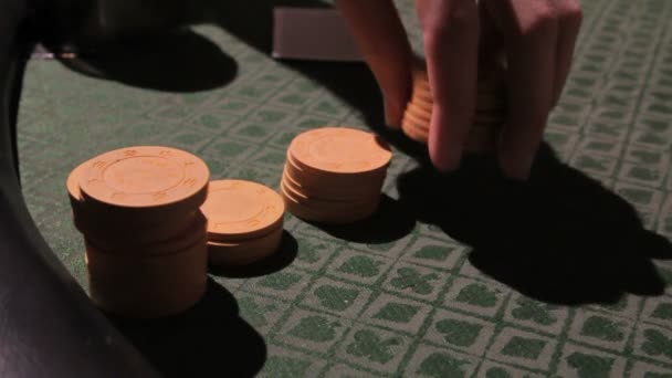 mano jugando con fichas de póquer
 - Imágenes, Vídeo
