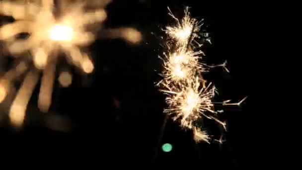 Sparklers iluminación por la noche
  - Metraje, vídeo