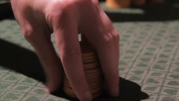 ポーカー用のチップをいじる手 - 映像、動画